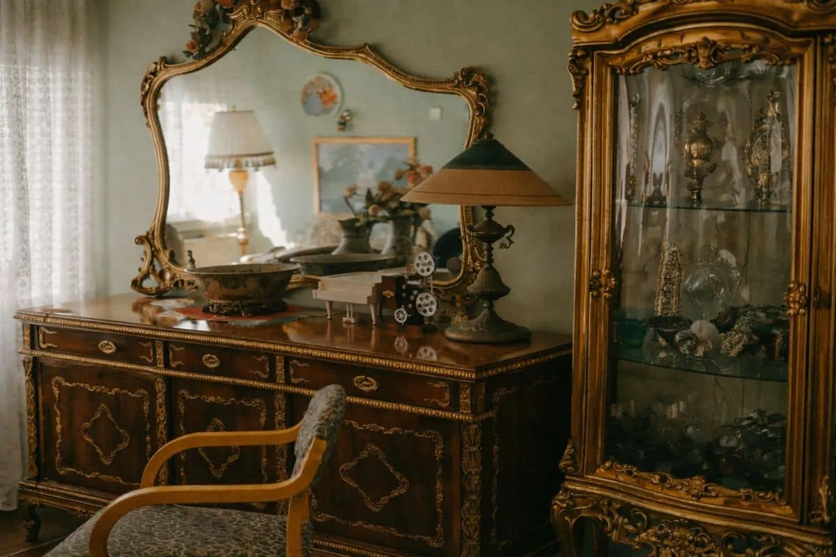 Vardagsrum i Stockholm redo för tömning och värdering av dödsbo